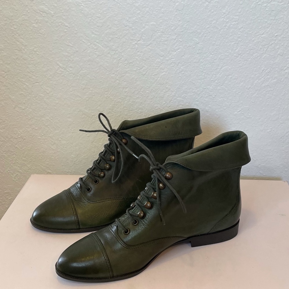 Vintage hunter green round pointed toe vegan leather gold grommet tie boots!